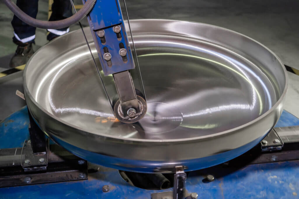 Шлифовка и полировка составных частей сосудов из нержавеющей стали