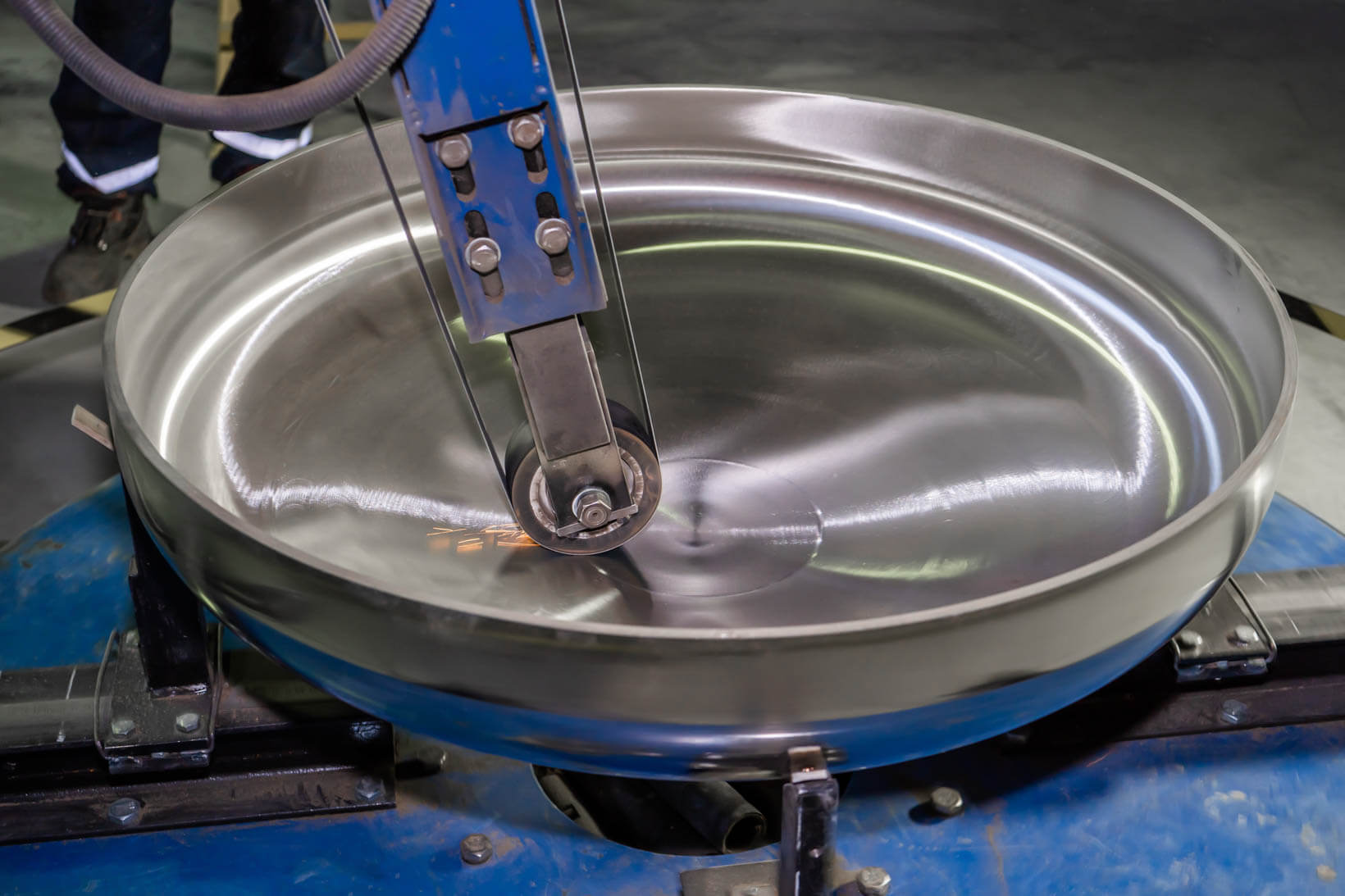 Шлифовка и полировка составных частей сосудов из нержавеющей стали