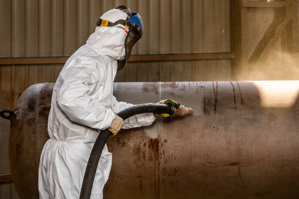 Пескоструйная обработка резервуаров